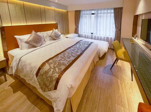 Double Room with Harbour View image 4