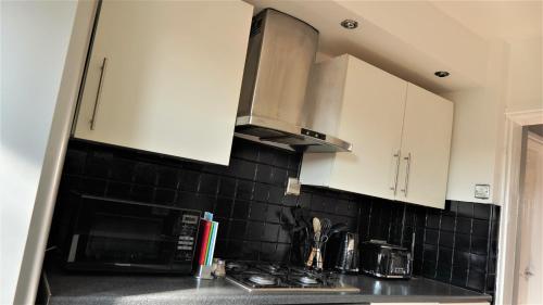 Spacious 3 bed house, great for FAMILIES and CONTRACTORS, sleeps 5 plus FREE Parking - Triumph Serviced Accommodation Wolverhampton, Wolverhampton (fotografie 10)