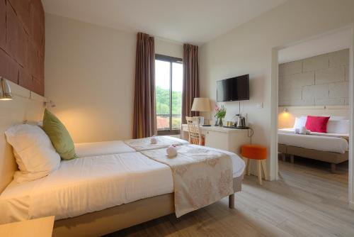 1 queen bed, 2 twin beds
