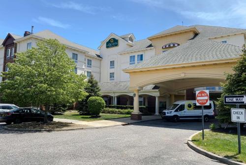 La Quinta Inn & Suites by Wyndham Islip Macarthur Airport