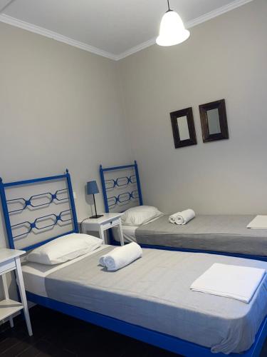 2 twin beds