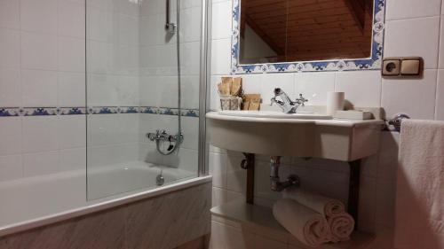 Twin Room image 1
