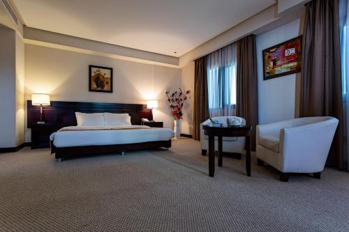 Monroe Hotel & Suites - image 3