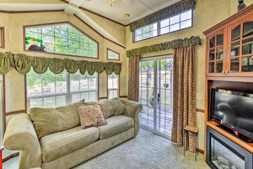 Cozy Gig Harbor Cottage about 2 Mi to Case Inlet! in Gig Harbor, USA