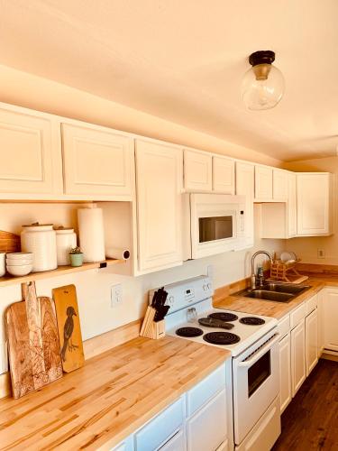 Casa Agave: Comfy Joshua Tree Cottage With Free Breakfast Bar in Joshua Tree, USA