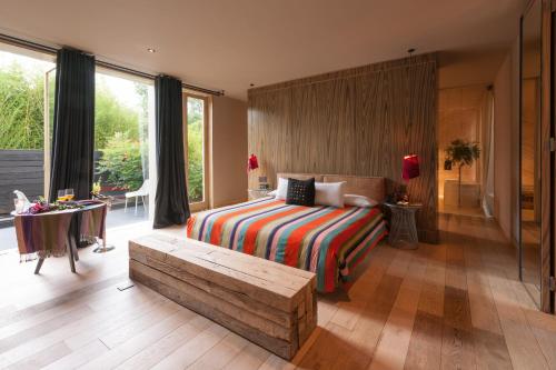 1 king bed, 1 sofa bed