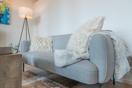 Illume - Sophisticated Interior Furnished Balcony condo - image 5