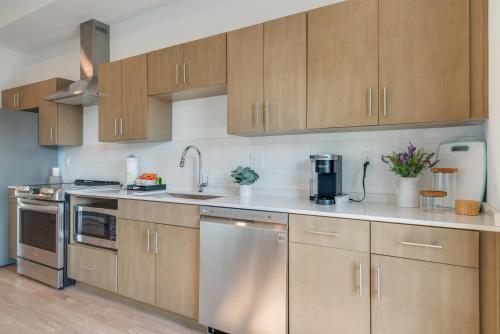 Illume - Sophisticated Interior Furnished Balcony condo - image 8