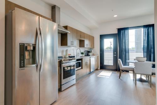 Illume - Sophisticated Interior Furnished Balcony condo - image 12