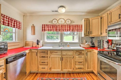 Momma Rhodes Rustic Blue Ridge Cabin on 4 Acres in Arden, USA