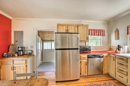 Momma Rhodes Rustic Blue Ridge Cabin on 4 Acres in Arden, USA