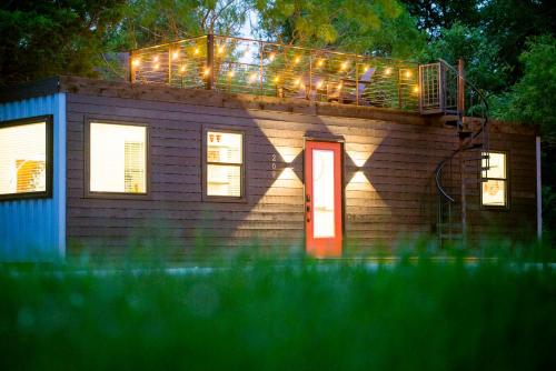 The Merlot House-Container Home 12 min to Magnolia, B&B in Waco