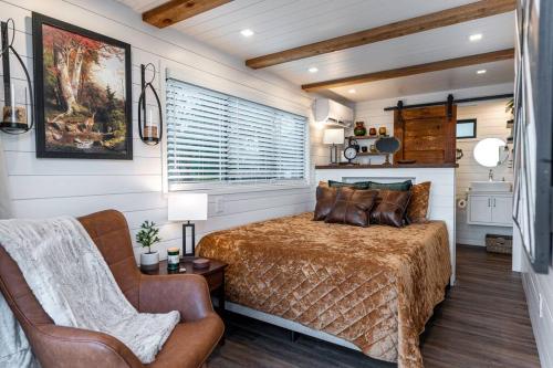 Deer Creek Tiny Container Home-12 Min to Magnolia thumb 2