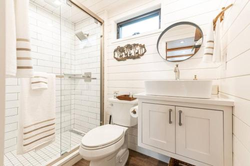 Deer Creek Tiny Container Home-12 Min to Magnolia thumb 3