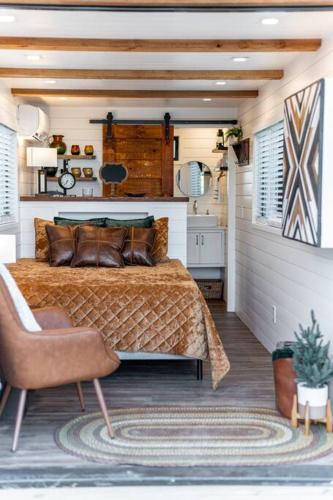 Deer Creek Tiny Container Home-12 Min to Magnolia detail