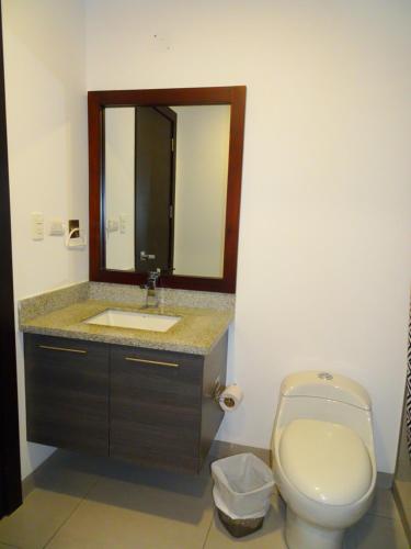 Quo Habitación en Lujoso Departamento a 1 minuto del Aeropuerto - image 2