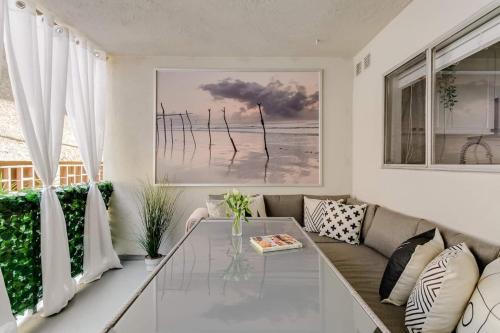 Sophisticated Long Beach Suite with Patio Dining and Parking NRP21-00185