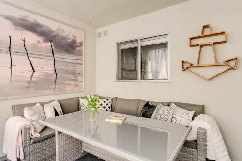 Sophisticated Long Beach Suite with Patio Dining and Parking NRP21-00185