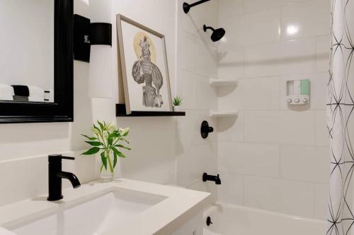 Sophisticated Long Beach Suite with Patio Dining and Parking NRP21-00185 in Long Beach, USA