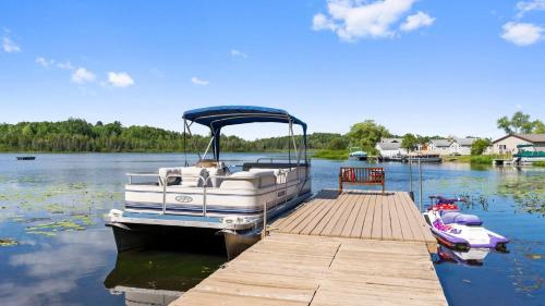 Lilli's Pad Lakeside Lodge with Pontoon & Hot Tub