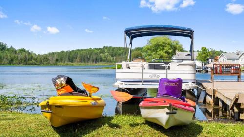 Lilli's Pad Lakeside Lodge with Pontoon & Hot Tub