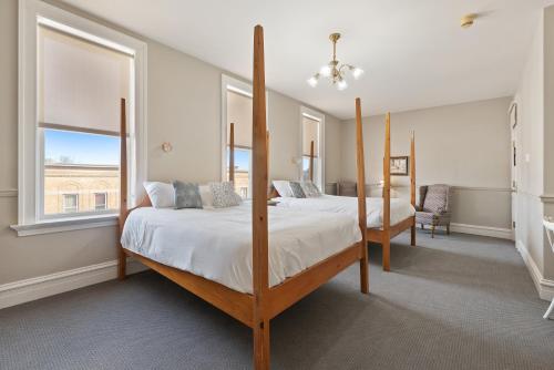 2 queen beds