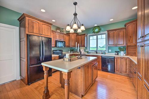 Blue Birds Perch Stunning Home on Private Hilltop in โคลด์วอเตอร์ (MI)