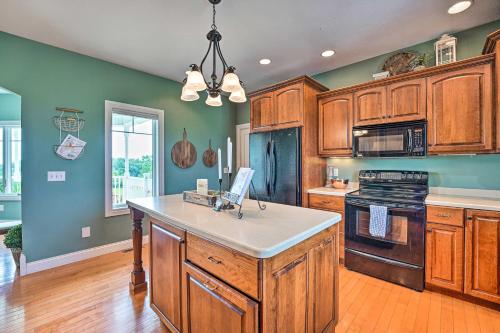 Blue Birds Perch Stunning Home on Private Hilltop in โคลด์วอเตอร์ (MI)