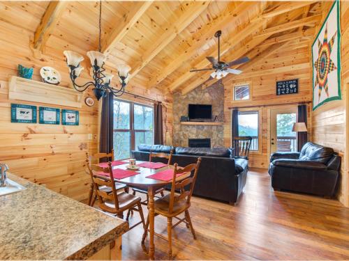 Ever After 2 2 Bedroom Hot Tub Fireplace Jetted Tub WiFi Sleeps 4 - image 11