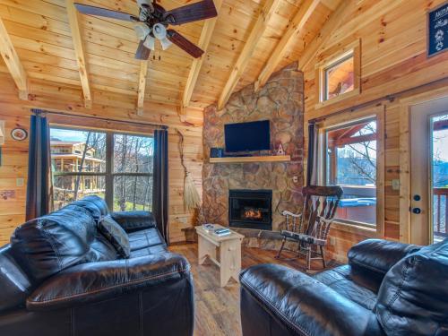 Ever After 2 2 Bedroom Hot Tub Fireplace Jetted Tub WiFi Sleeps 4 - image 2