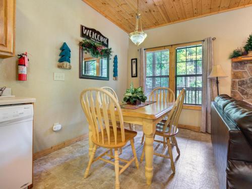 Simpler Times 1 Bedroom Fireplace WiFi Hot Tub Sleeps 4 - main image