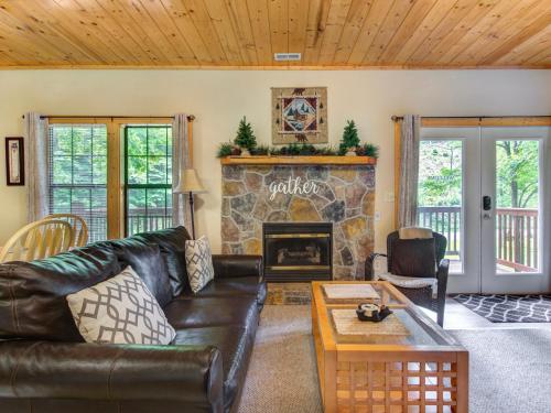 Simpler Times 1 Bedroom Fireplace WiFi Hot Tub Sleeps 4 - image 5