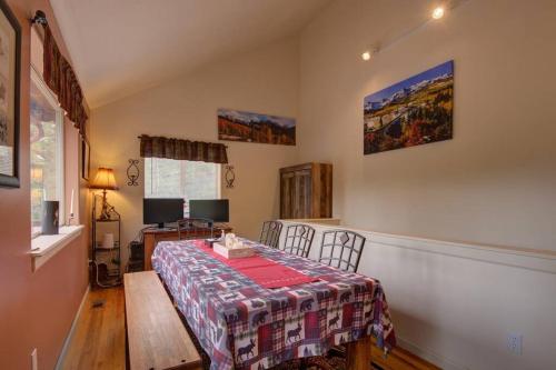 PET FRIENDLY: SECLUDED CABIN, MTN VIEWS, GETAWAY