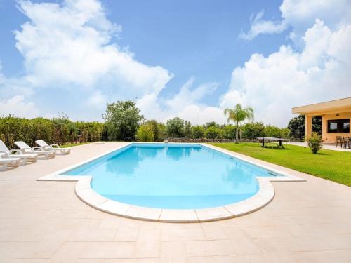Comfortable Holiday Home in Solarino with Garden - image 3