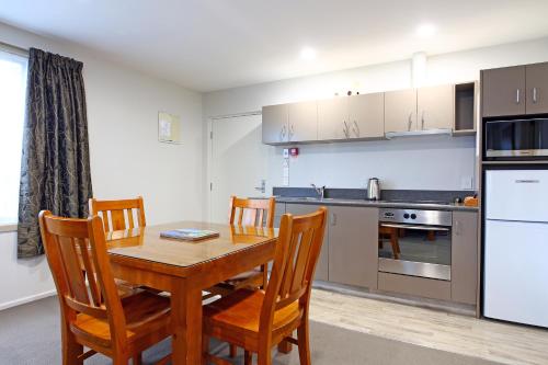 Kitchen, Heritage Court Motor Lodge Oamaru in Oamaru