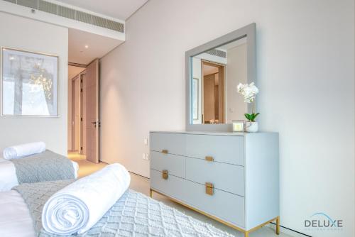 Pristine 2BR with Assistant’s Room at Jumeirah Gate Tower 1 JBR by Deluxe Holiday Homes
