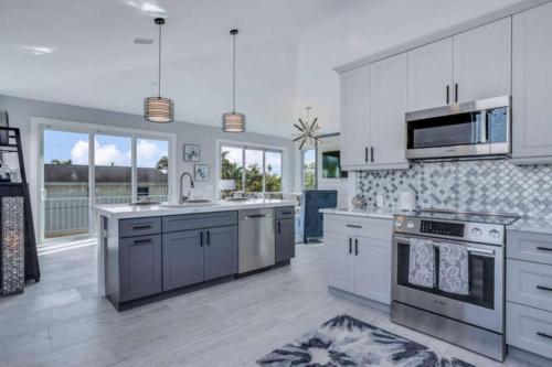 Twin Palaces on Palmetto by Coastal Vacation Properties - image 2