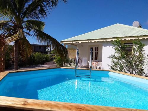 Maison de 2 chambres avec piscine partagee jardin amenage et wifi a Le Moule - Location saisonnière - Le Moule
