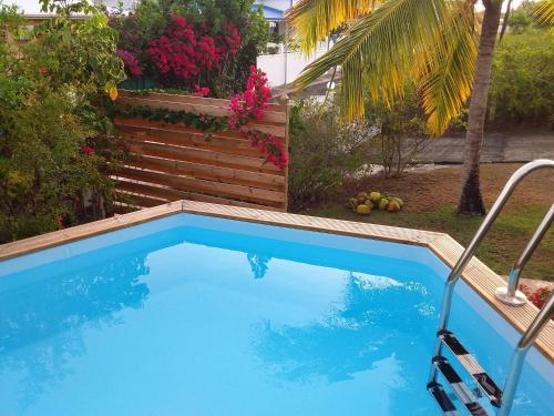 Skats, Chaleureuse maison au Moule avec piscine partagée (Chaleureuse maison au Moule avec piscine partagee) in Le Moule