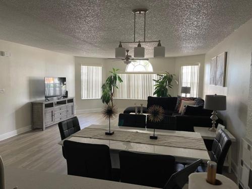 Grand Family Superior 3BR Condo near Disney Parks in Kissimmee, USA
