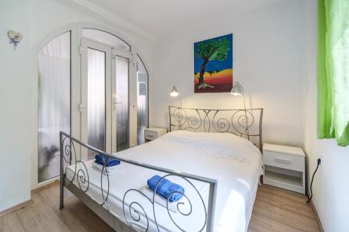  Elena Apartments in Milna