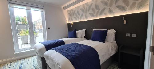 Commodore Hotel - image 2