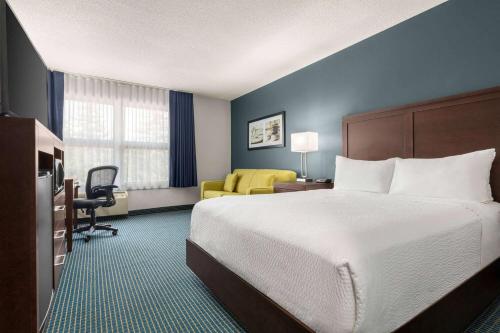 Days Inn by Wyndham Sarnia Harbourfront Room Type - Queen Room - Non-Smoking Days Inn by Wyndham Sarnia Harbourfront Room Type - Queen Room - Non-Smoking