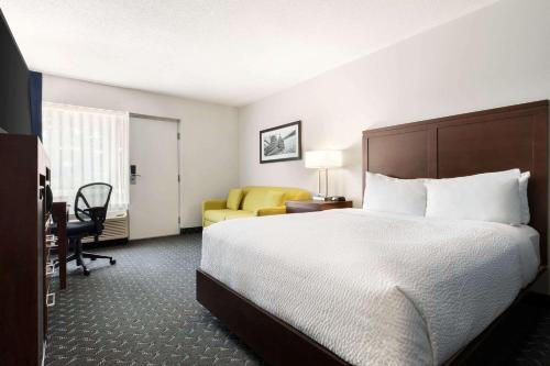 Days Inn by Wyndham Sarnia Harbourfront Room Type - Premium Queen Room - Non-Smoking, Exterior Hall