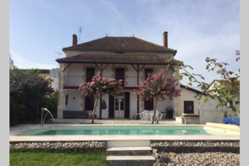Maisons de vacances 5-bedroom house with pool at edge of small village