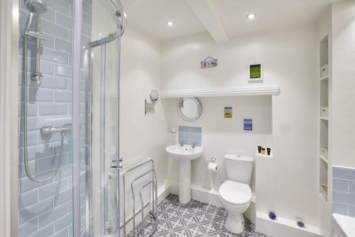 ห้องน้ำ, Host & Stay - Willow Cottage in เฮล์มสลีย์