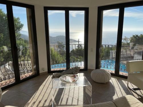 4 bed 4 bath Villa w Sea Views & Infinity Pool