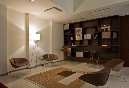 Shared lounge/TV area, Eos Hotel near Mood