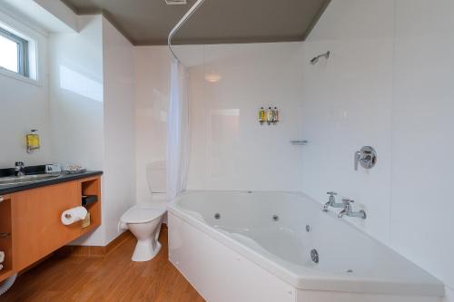 Picton Beachcomber Inn Room Type - Twin Spa Bath Harbor View Picton Beachcomber Inn Room Type - Twin Spa Bath Harbor View