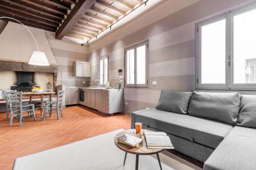 GuestHost - Santa Trinità Industrial Flat, Флоренция